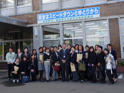 富良野市役所前にて