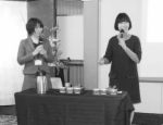 お茶の淹れ方実演(左は参加者代表の佐々木氏)