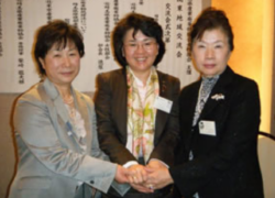 (右)埼玉県産業廃棄物協会女性部会会長・徳原様 (中央)当協会女性部 二木部長 (左)千葉県産業廃棄物協会女性部会長・宮内様